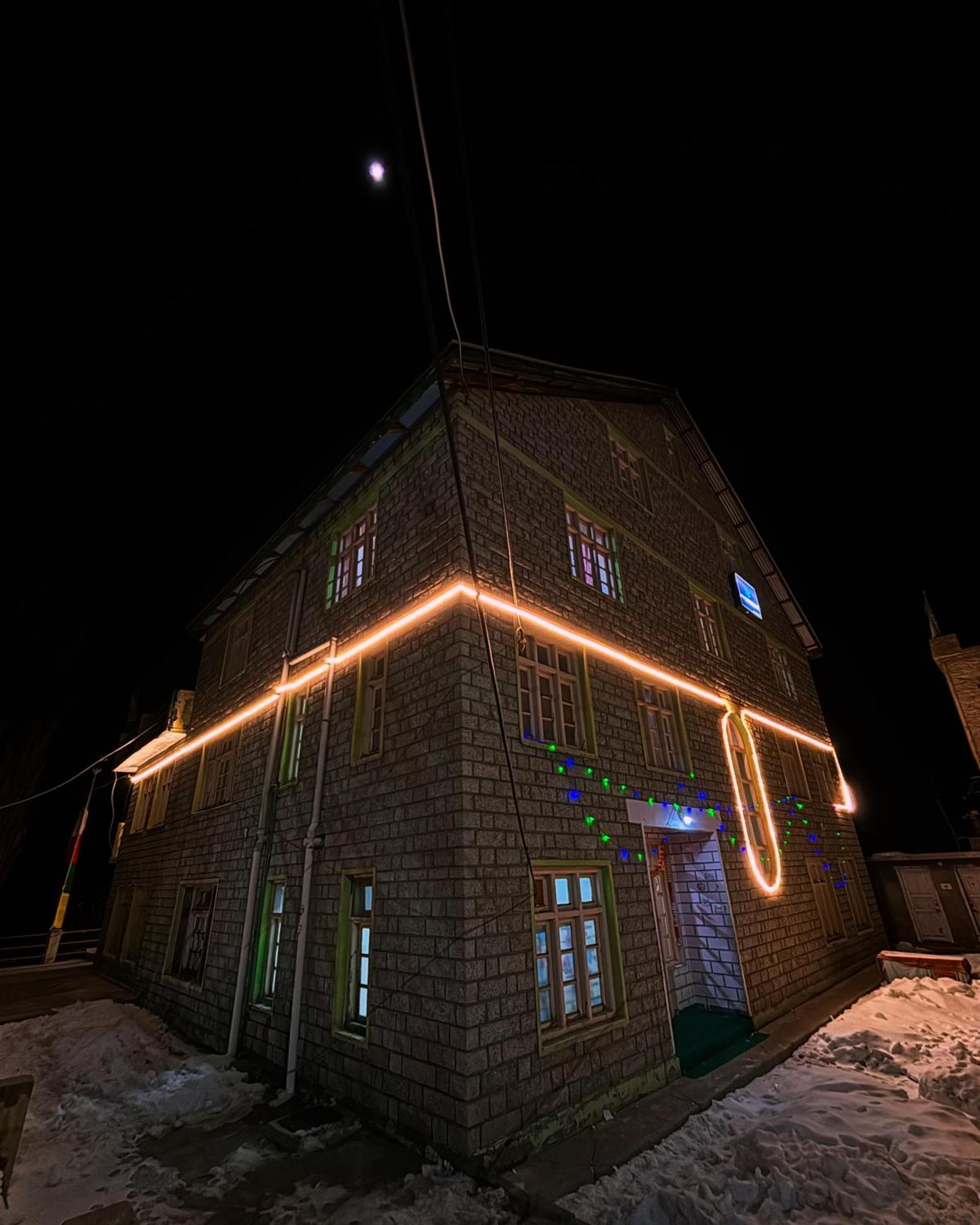 Snowflake Homestay Gondhla Eksteriør bilde